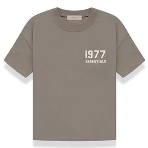 Shop the 1977 Essentials T-Shirt in Brown for a timeless, comfortable fit. Perfect for casual outfits, featuring a vintage-inspired design.