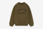 The 1977 Essentials Fleece Crewneck Oliva combines timeless style with unmatched comfort. Made from premium cotton with a soft fleece interior, it’s perfect for any occasion. Stay cozy and fashionable all year round.