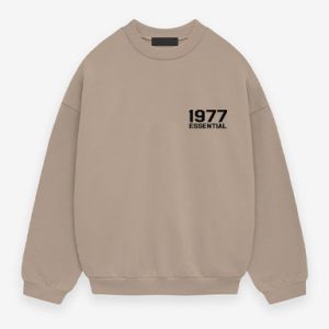 Shop the 1977 Essentials Fleece Crewneck in Desert Sand. Soft fleece, classic fit, and durable comfort. Perfect for casual wear or lounging.