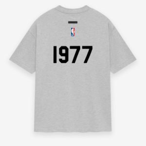 Shop the 1977 Essentials Heat Tee. A vintage-inspired Chicago Bulls t-shirt, perfect for fans. Soft, comfortable, and stylish.
