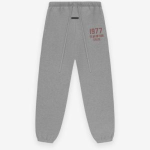 Shop the 1977 Fleece Essential Sweatpant in Dark Heather for ultimate comfort and modern style. Perfect for lounging or casual outings.
