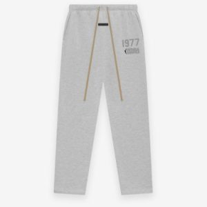 The 1977 Essentials WNBA Relaxed Sweatpant offers effortless style with a soft fleece interior, relaxed fit, and sporty WNBA logo. Ideal for casual wear.