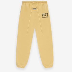 Shop the 1977 Essentials Heavy Fleece Sweatpant in Amber for warmth and style. Ideal for casual wear or lounging.