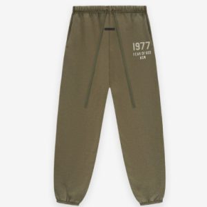 Discover the 1977 Essentials Heavy Fleece Sweatpant Military for ultimate warmth and comfort. Perfect for casual wear or outdoor activities.