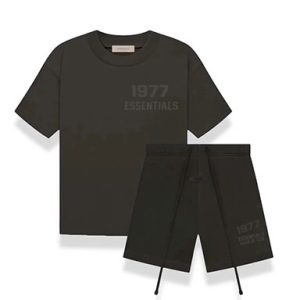 The 1977 Essentials Off Black Full Set combines modern design, durability, and versatility, ideal for everyday use, travel, and any special occasion.
